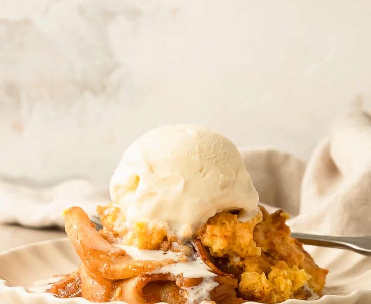 Delicious and Simple Apple Cobbler Recipe Using Cake Mix for a Quick and Tasty Dessert Easy homemade apple cobbler with cake mix