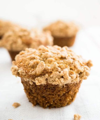 Easy banana muffins with crumb topping