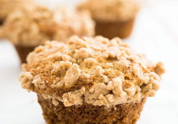Easy banana muffins with crumb topping