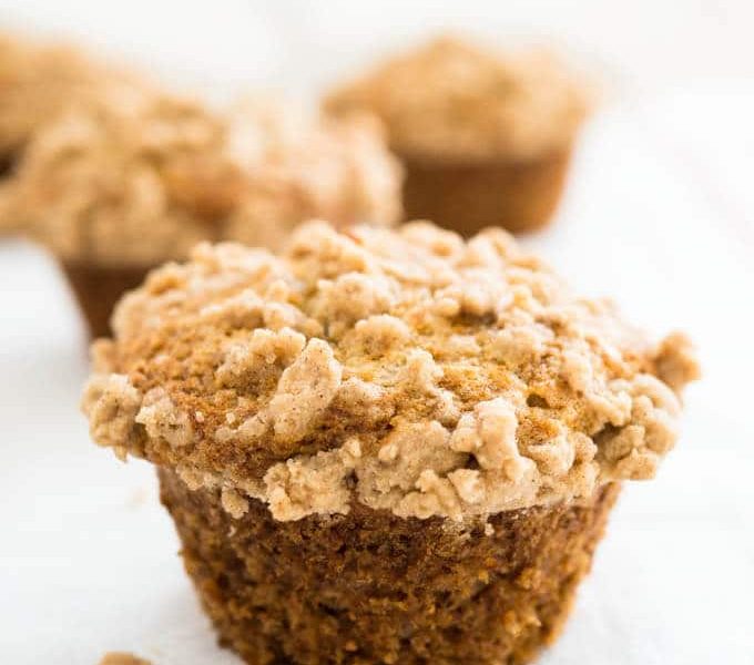 Easy banana muffins with crumb topping