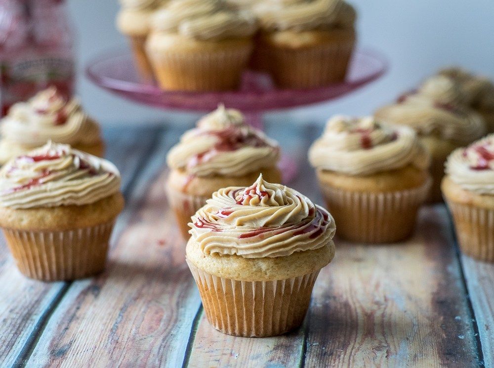 Banana Cupcakes with Browned Butter Cinnamon Cream Cheese Frosting A Delightful Twist on a Classic Treat