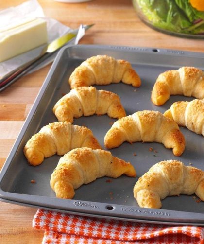 Cheesy garlic crescent rolls