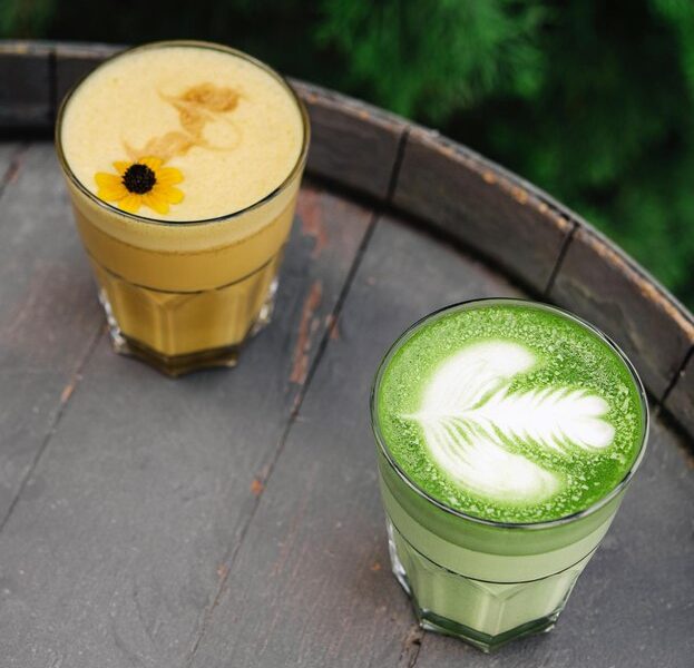 The Perfect Combination of Mango and Matcha in a Refreshing and Healthy Mango Matcha Latte Recipe Mango matcha latte