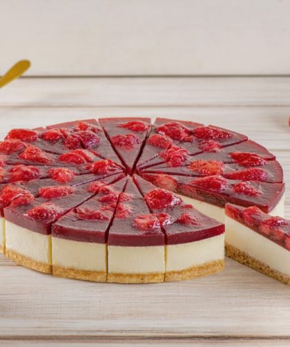 The Ultimate Guide to Creating the Perfect Classic Cheesecake with Strawberry Meringue Topping to Impress Your Guests and Delight Your Taste Buds