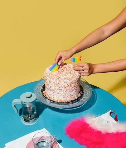 How to cut a round cake