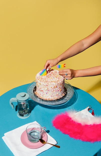 How to cut a round cake